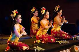 Butuh latihan keras agar bisa menyajikan tari pendet yang biasa disajikan sebagai tari menyambut para tamu di bali. Tari Pendet Tarian Tradisional Tertua Dari Bali Kintamani Id