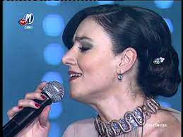 Orhan'ın bu evliliği çok kısa sürmüştü. Sevcan Orhan Bahcada Yesil Cinar Dillere Destan 10 02 2012 Youtube