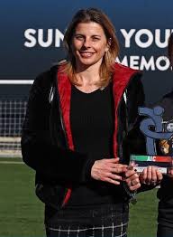 Katia serra, ex giocatrice della nazionale italiana e attuale commentatrice tv, è stata intervistata da tuttosport in merito alla decisione della juventus di aprire le porte a una prima squadra. Le Campionesse Del Calcio In Video Contro Le Discriminazioni In Ambito Sportivo Estense Com Ferrara
