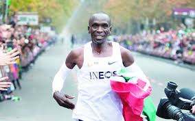 He currently resides in kapsisiywa, kenya. Eliud Kipchoge Net Worth 2021 Wife Age Weight Weight Diet Wiki Bio And Career Details Globe Answer