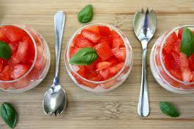 Une recette fraîche et facile à faire, qui a un bon goût de soleil, pour profiter des la vraie recette du gaspacho, la plus répandue du moins, est une soupe froide avec de la tomate et de l'ail mais également des poivrons et du concombre. Verrines Italiennes Au Pesto Mozzarella Tomates Amandine Cooking