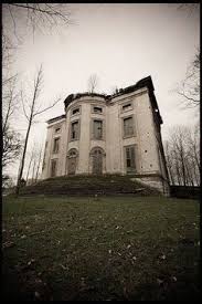Résultat de recherche d'images pour "horrific haunted houses abandoned"