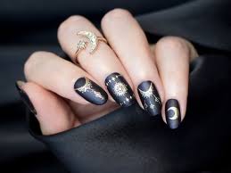 Las imagenes de uñas negras decoradas, acrilicas, mate, con dorado, con rojo, plata, blanco y mucho más. Unas De Halloween Negras Disenos Modernos Actitudfem
