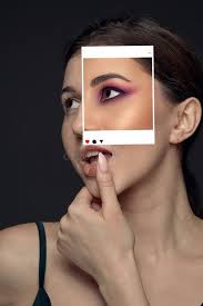 Kłamstwo I Inne życie W Mediach Społecznościowych. Dziewczyna Z Makijażem W  Ramce Fotograficznej I Bez Makijażu W Prawdziwym życiu Obraz Stock