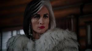 Em Cruella (2021), Cruella De Vil mata todos os maridos de sua mãe e sua  própria mãe porque ela nasceu má e não deveria ter uma história trágica.  Além disso, eu não