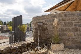 Mauersteine Aus Muschelkalk Verschiedene Hohen Gespalten Muschelkalk Wasserbecken Garten Und Steine