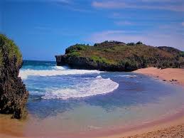 Pantai krakal ini cukup menjadi favorit di kalangan wisatawan, sebab pantai ini menawarkan berbagai keindahan alami dan juga fasilitas yang memadai. The Magic Of Pantai Krakal Indonesia Traveler
