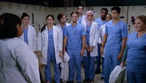 Saison 1 saison 2 saison 3 saison 4 saison 5 saison 6 saison 7 saison 8 saison 9 saison 10 saison 11 saison 12 saison 13. Grey S Anatomy Saison 15 Les Futurs Internes En Danger La Theorie Morbide