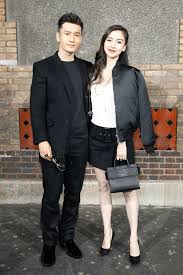 Huỳnh hiểu minh hay hoàng hiểu minh (sinh ngày 13 tháng 11 năm 1977) là nam diễn viên, ca sĩ người trung quốc. Huá»³nh Hiá»ƒu Minh Angela Baby Chá»‰ Cáº§n Ä'en Tráº¯ng Váº«n Ná»•i Báº­t Giá»¯a Ä'am Ä'ong Táº¡i Show Givenchy Fashion Fashion Show Menswear