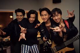 作詞：黃貫中 作曲：黃家駒 you better check this out 爸爸要爭論 昨日是誰錯 媽媽她心裏一把火 乖乖已長大 莫問是誰錯 只想你一句講清楚 過渡期裏 戰鬥未曾過去 我被遺棄 太過令人費解 爸爸他說媽媽 真失敗 今天真正主角 是我嗎？ å¥½æéæº« é»å®¶é§'å¡è±é­çæäº æ¬å° æå'¨å¨æ¨