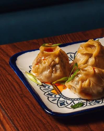 A rustic staple of Tibet and Nepal: 𝙩𝙞𝙗𝙚𝙩𝙖𝙣 𝙢𝙤𝙢𝙤𝙨. Make sure everyone at the table gets one before you go back for seconds!