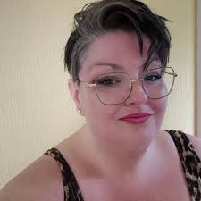 Todays look is mostly exhausted with a side of tired but I still look  frickin awesome. Xxx Fiercely Empowered Health, Beauty & Nutrition