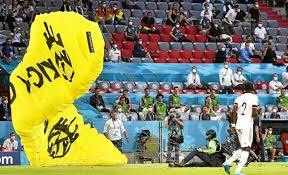 Quelles sont les compositions officielles du match france allemagne ? Euro 2020 Un Activiste De Greenpeace Manque De S Ecraser En Tribune Avant France Allemagne Video Euro 2020 Le Telegramme