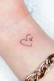 12 Tatuajes De Iniciales Perfectos Para Perpetuar El Amor Con Tu Pareja En 2020 Tatuajes Iniciales Disenos De Tatuaje Para Parejas Tatuajes En Pareja Pequenos