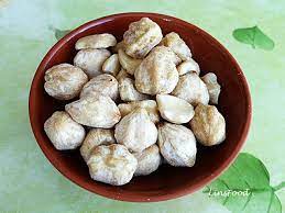 Dalam the shorter oxford english dictionary, buah didefinisikan sebagai hasil tanaman yang dapat dimakan, terdiri atas biji dan pelindungnya—terutama pelindung yang berdaging (pulpy) dan berair (juicy). What Are Candlenuts Aka Kukui Nuts Buah Kemiri Buah Keras