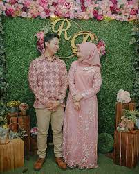 | 0 barang ditemukan dalam kemeja couple & family. 10 Ide Busana Lamaran Kompak Sama Pasangan Tanpa Harus 100 Persis Kembaran Tetap Kece Kan