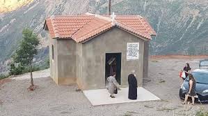 Εικόνες από τη στιγμή που σώζουν ζώα από το πύρινο μέτωπο. Se Klima Sygkinhshs Ta 8yranoi3ia Toy Ieroy Naoy Agioy Eysta8ioy Fterhs Aigioy Aigialeia24