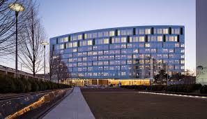A Curved Glass Facade Gives This Women S Hospital A Generous And Expansive Appearance And Its Syncopation Of Vertical Elements Reflect The Hospital