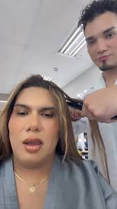 Javier Olvera, reconocido estilista de la sierra arreglando el cabello de  Kimberly la más preciosa.