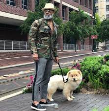 na izobrazhenii mozhet nahoditsya odin ili neskolko chelovek sobaka i na ulice man and dog sunday funday good day