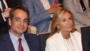 Τις μελωδίες που μας ταξιδεύουν. Kyriakos Mhtsotakhs Apokalypse Pws Pernaei To Lockdown Celebrities Eidhseis