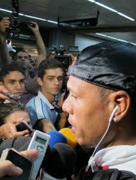 Luis Fabiano 'provoca' Corinthians em desembarque, e Sheik retruca