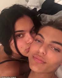 And damian hurley showed off his modelling chops as he fixed the camera with a smoldering stare while posing shirtless in a new instagram snap. Damian Hurley Snuggles Up With A Female Pal In Bed In A Cosy Pre Lockdown Snap Aktuelle Boulevard Nachrichten Und Fotogalerien Zu Stars Sternchen