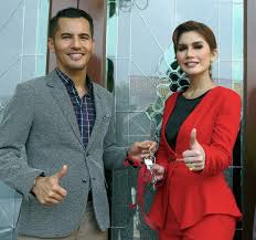 Erin arra bíztatja a srácokat, hogy kezdjék el papírra vetni a saját élményeiket. Aliff Syukri Shares Teaser Of His New Single A Duet With Nur Sajat