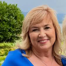 Judge Judy says if a woman can't make her own money, she's basically  handing someone else the remote control of her life! 👀 🎥 Good Hang with  Amy Poehler