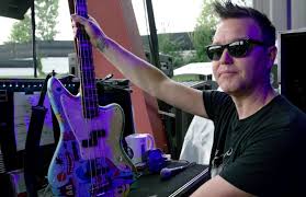 J bass look and feel with a prodigious p bass pickup. Blink 182 S Mark Hoppus Recalls The Time He Dropped Acid And Bailed On A Gig Updated Alternative Press