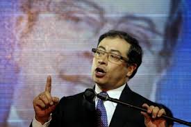 El derechista iván duque y el izquierdista gustavo petroirán a una segunda vuelta el 17 de junio para decidir quién será el próximo presidente de colombia, después de que ninguno logró el domingo los. El Ex Guerrillero Gustavo Petro Elegido Nuevo Alcalde De Bogota Colombia Elmundo Es