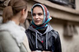 Maybe you would like to learn more about one of these? Panuelo De Seda Una Tendencia 10 Formas De Llevarlo Telva Com