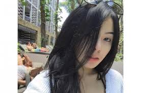 Elvia sering terlihat mengunggah selfie dengan riasan wajah polos. 5 Potret Liburan Elvia Cerolline Yang Kabarnya Dipacari Billy Syahputra Guideku Com