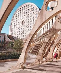 Redecouvrez L Ile De France Grace A La Premiere Carte Consacree A L Architecture Brutaliste Parisien Architecture Brutaliste Architecture En Beton Architecture
