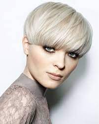 Incognito, avec soutane, coupe au bol et ''klatzkopf'' façon « chaussée aux moines ». Pin On Cheveux Coiffure Tendance
