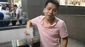 Khoa pug là 1 youtuber khá nổi tiếng ở việt nam, sở hữu kênh youtube hơn 2 triệu người theo dõi chuyên review du lịch, đồ ăn, ẩm thực đường phố, video troll, test sản phẩm, so sánh sản phẩm, nấu. In The Middle Of The Chaos The Internet Users Returned To The Clip Khoa Pug Was Tired Of Waiting In The Store To Read The Pewpew Bread Delicious Or Bad