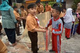 Meningkatkan rasa persatuan dan kesatuan di sekolah; Anak Pencari Suaka Bergotong Royong Antara News