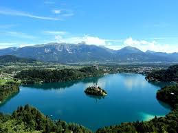 Einziger wermutstropfen ist dabei, dass bled das beliebteste urlaubsziel bei den sloweniern ist und deshalb ziemlich voll und teuer werden kann. Lake Bled Wikipedia