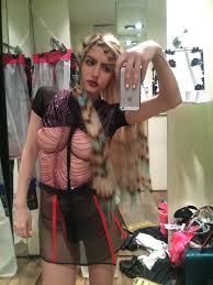 Sütyensiz halini paylaşan gabi grecko'nun meme uçlarında ise gümüş rengi bir metal vardı. Gabi Grecko Fashion Women Bikini Swimsuits