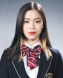 21 Pretty Female K Pop Idols Graduation Photos From 3rd Generation Kpopthing Itzy Pretty Females Kpop Girls