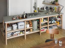 Plan De Travail En Beton Cire Avec Rangement En Bois Et Lampe A Bras Articule Plan De Travail Cuisine Cuisines Design Amenagement Cuisine