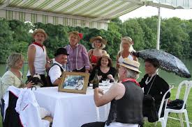 La tenue guinguette est liée à une mode de s'amuser qui a eu lieu aux années 50 à paris. Ambiance 1900 Sur Les Bords De Marne A Cumieres
