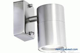 Yanlış armatür seçimi binanın estetik güzelliğini ortaya çıkarmayacağı gibi çirkin bir görüntü oluşmasına sebep olabilir. Evin Cephe Aydinlatma Nasil Yapilir