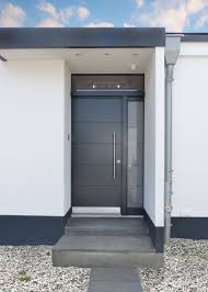 Schlichte Graue Haustur Mit Einem Seitenteil Und Lichtband Lange Griffstange Querfrasungen Farbe Anthrazit Sorpetal Graue Hausturen Moderne Haustur Haus
