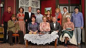 Az eötvös loránd tudományegyetem bölcsészettudományi karának esztétika szakán végzett. A Huzatos Haz Nyitja A Szinhazi Evadot Bekesi Kultura