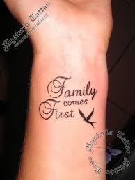 Bezplatné na komerčné použitie uvedenie autora sa nevyžaduje oslobodené od autorských práv Family Comes First Tattoo Novocom Top