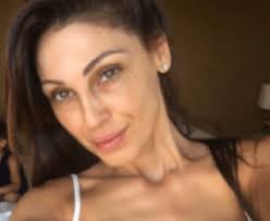 She has two older brothers, maurizio and. Anna Tatangelo Bollente In Sardegna La Scollatura E Troppo Spinta