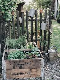mit einfachen mitteln im garten zu mehr gemutlichkeit wie bei herzstueck entdecke noch mehr wohnideen auf couch in 2021 garden design garden care beautiful gardens