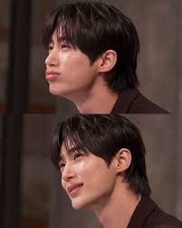 Not him not forcing himself to Laugh 😭