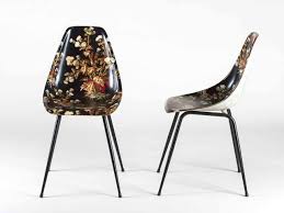 Rene Jean Caillette Paire De Chaises Coques En Fibre De Verre A Decor De Chardons Sur Fond Noir Pietement Metalliqu Caillettes Chaise Villefranche Sur Saone